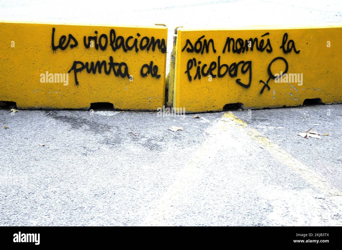 Vergewaltigungen sind nur die Spitze des Eisbergs, katalanisch geschrieben, Feminismus, Prowoman Stockfoto