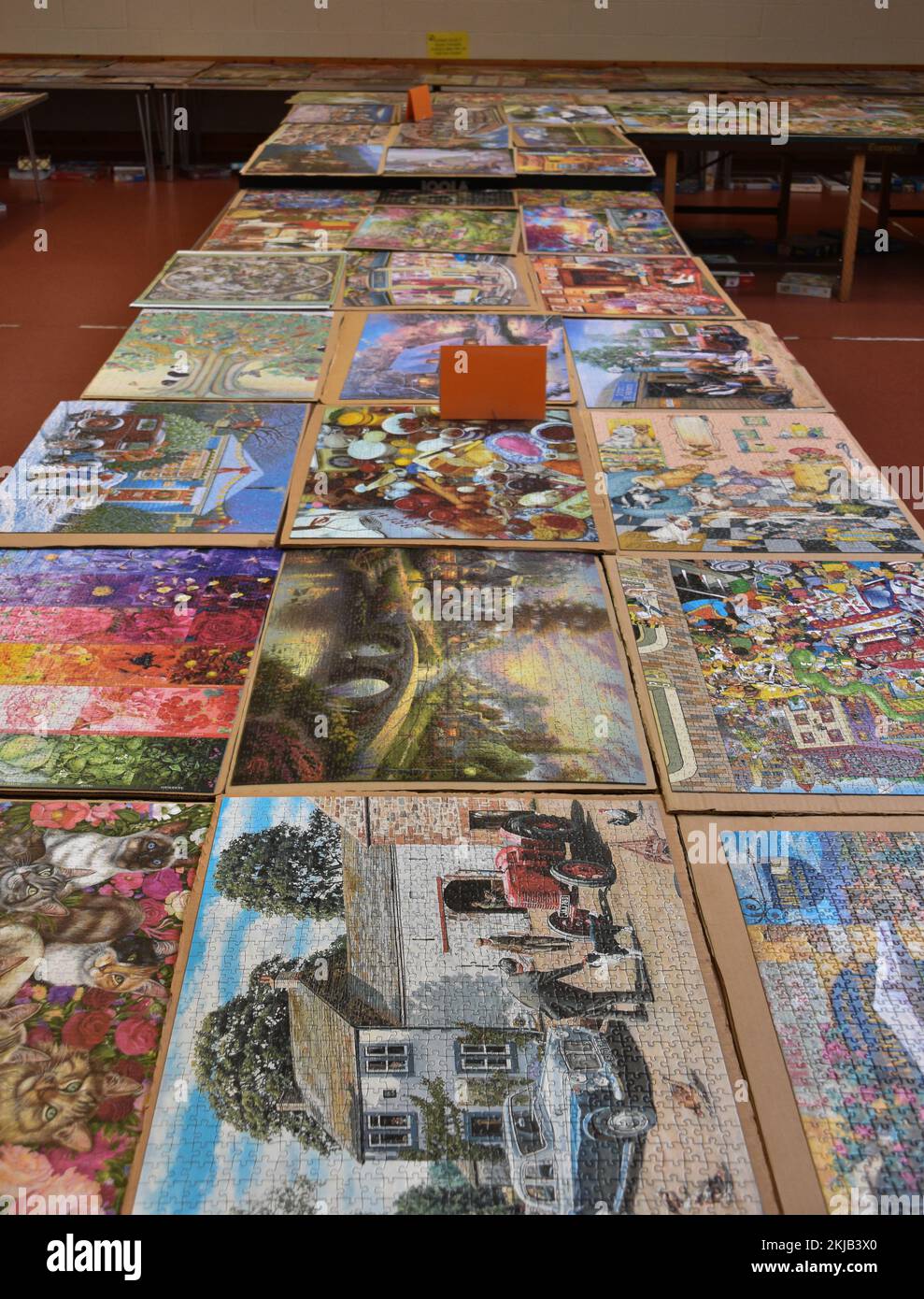 Stellen Sie Die Puzzles Auf Dem United Reformed Church Jigsaw Puzzle Festival In Bitterne Zusammen Stockfoto
