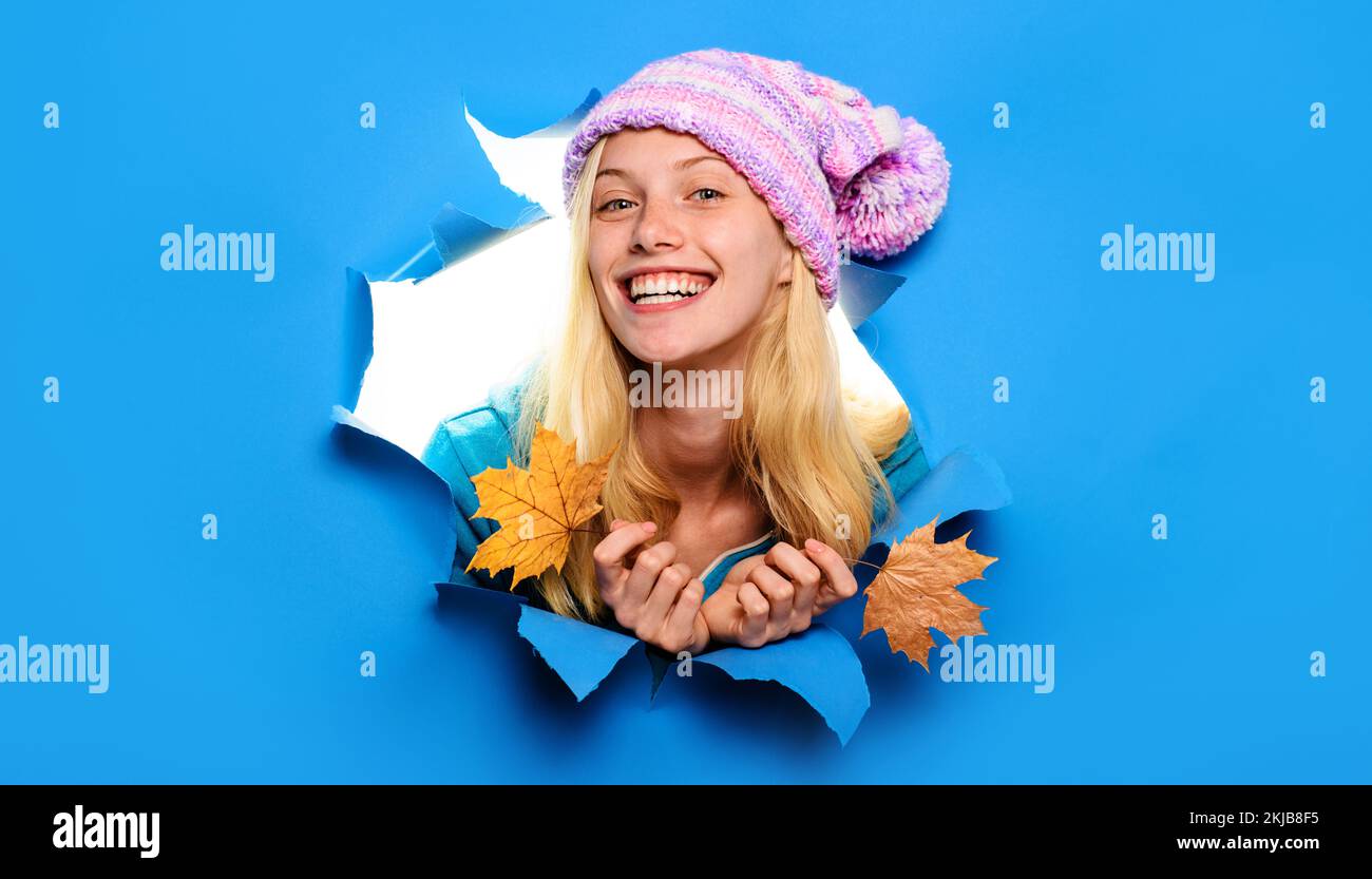 Glückliches blondes Mädchen mit Strickmütze und Pullover. Modischer Trend. Herbststimmung. Saisonverkäufe. Stockfoto
