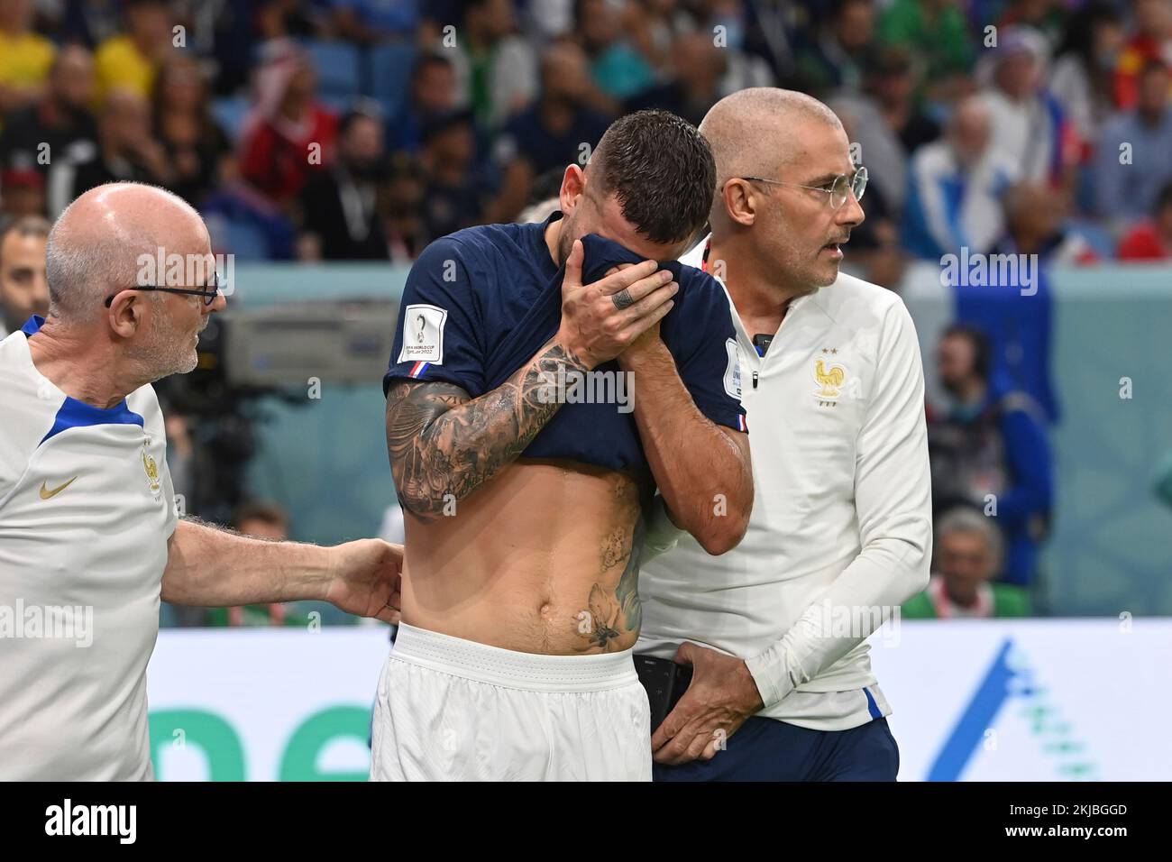 Lucas HERNANDEZ (FRA) schwer verletzt und wehkämpfend Tränen Verletzung Kreuzband gerissen Spiel 5 Gruppe D Frankreich (FRA) – Australien (AUS) 4-1 am 11/22/2022 Al Janoub Stadium. Fußball-Weltmeisterschaft 20122 in Katar ab 20,11. - 18.12.2022? Stockfoto