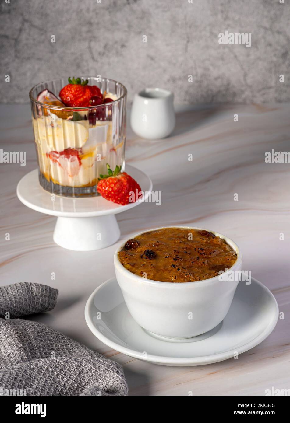 Lebensmittelfotografie mit veganem Dessert, Reispudding, eton Chaos, Baiser, Sahne Stockfoto