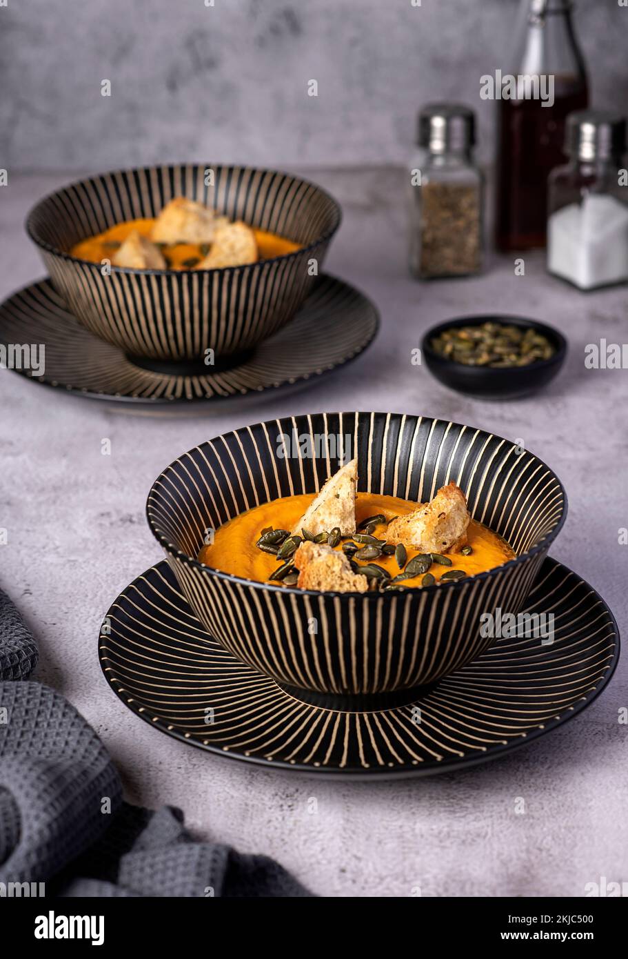 Lebensmittelfotografie mit Kürbissuppe, Sahne, Toast, Samen, Veganer Stockfoto