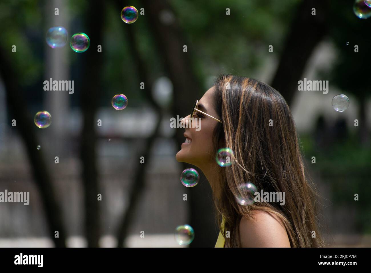 Santiago, Metropolitana, Chile. 24.. November 2022. Eine Frau spielt bei einem urbanen Kunstfestival namens „Hecho en Casa“ in Santiago, Chile, mit Blasen. (Kreditbild: © Matias Basualdo/ZUMA Press Wire) Kredit: ZUMA Press, Inc./Alamy Live News Stockfoto