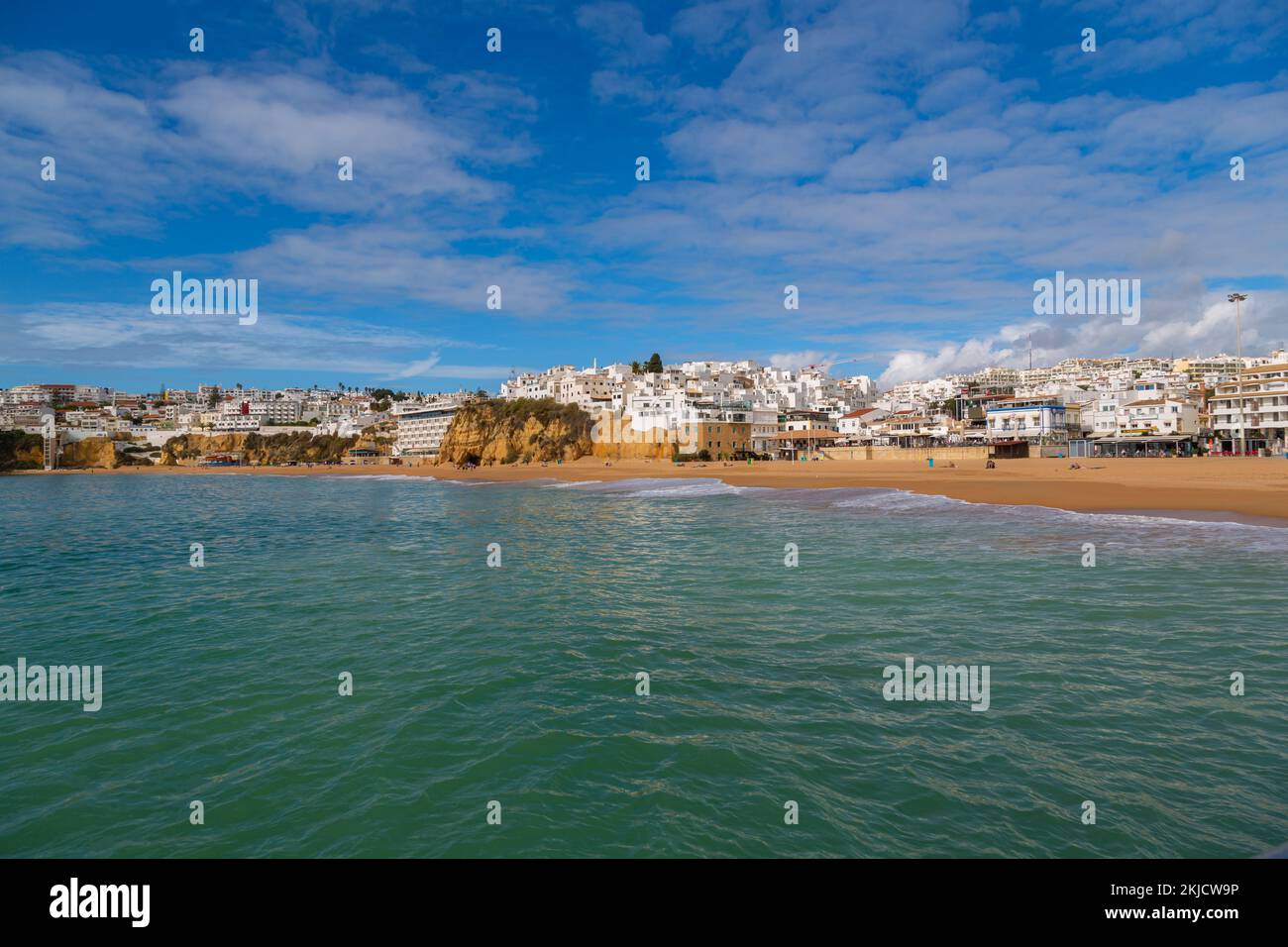 Albufeira ist eine Küstenstadt in der südlichen Algarve von Portugal. Es ist ein ehemaliges Fischerdorf, das zu einem wichtigen Urlaubsziel geworden ist, WIT Stockfoto