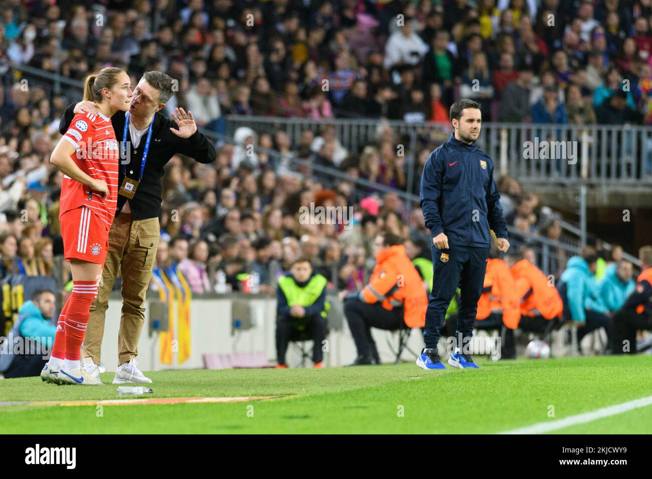 Cheftrainer Alexander Straus (FC Bayern München) spricht mit Sydney Lohmann (12 FC Bayern München) an der Seitenlinie während des Gruppenspiels der UEFA Womens Champions League zwischen dem FC Barcelona und dem FC Bayern München im Camp Nou in Barcelona, Spanien. (Foto: Sven Beyrich/Sports Press Photo/C - FRIST VON EINER STUNDE - FTP NUR AKTIVIEREN, WENN BILDER WENIGER ALS EINE STUNDE ALT sind - Alamy) Stockfoto