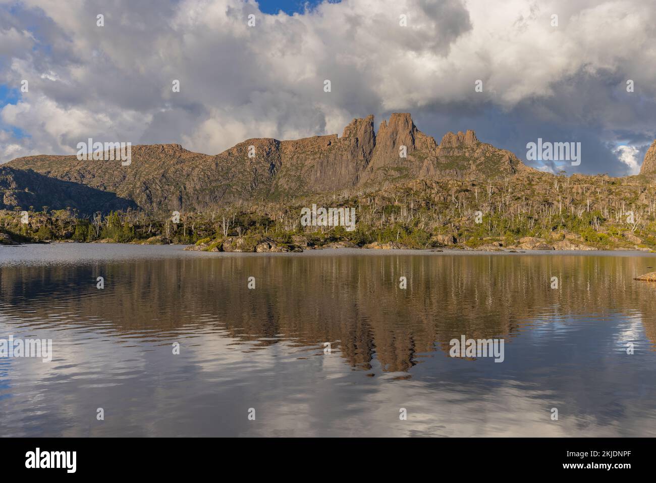 Am späten Nachmittag sehen Sie den Berg geryon im Elysia-See im Labyrinth des Cradle Mountain-Lake st Clair-Nationalparks Stockfoto