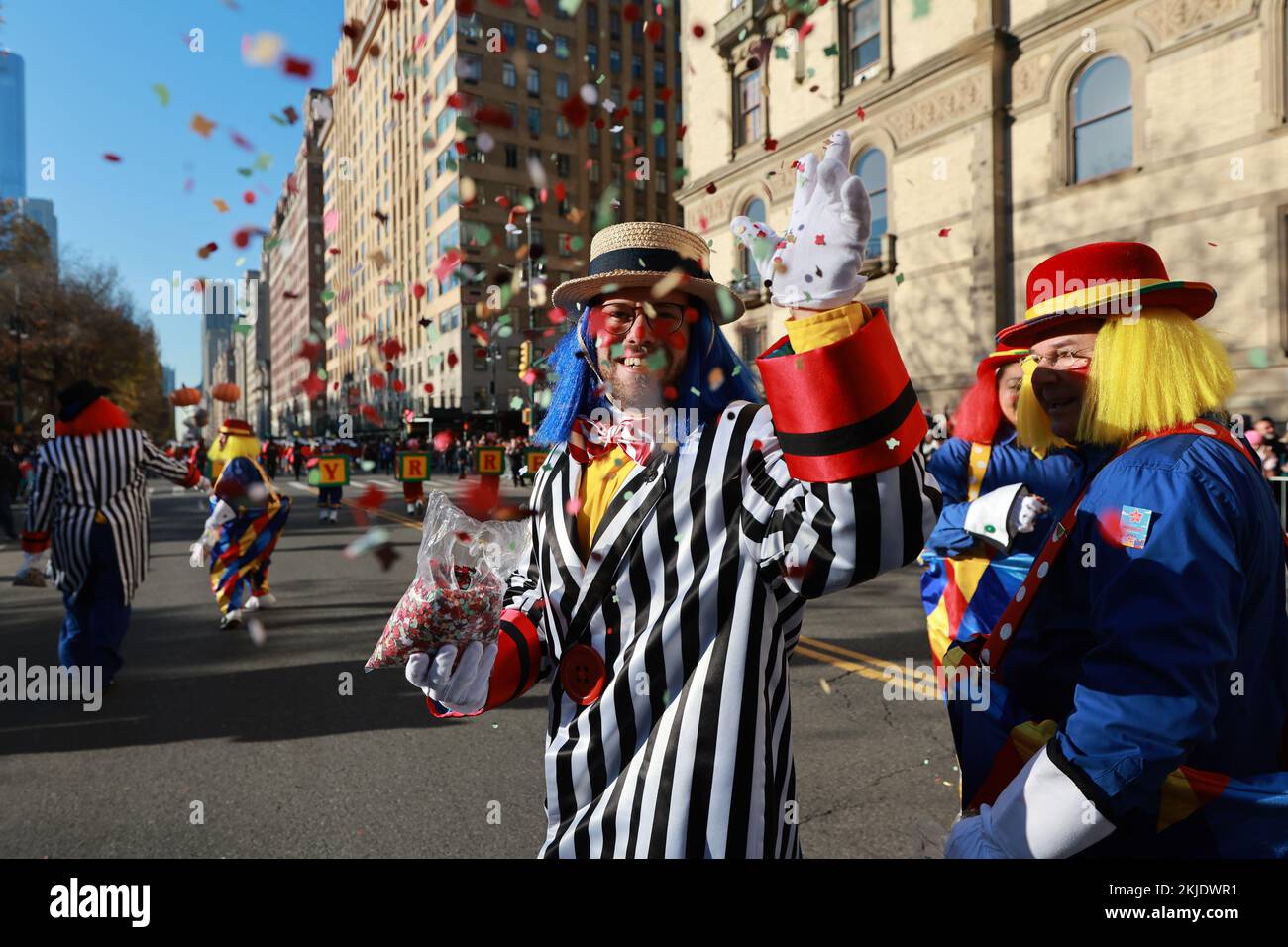 NEW YORK, NEW YORK - 24. November 2022: Ein Mitglied der Brigade Clowns schlägt den Fotografen bei der Macy's Thanksgiving Day Parade 96. in New York, Donnerstag, 24. November 2022, mit Konfetti. (Foto: Gordon Donovan) Stockfoto