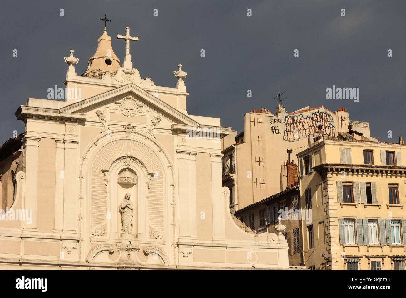 Elglise Saint-Ferréol les Augustins,Roman,katholisch,Kirche,AT,Alter Hafen,Vieux Hafen,Alter Hafen von Marseille,Marseille,Marseille,Marseille,Kommune in, Bouches-du-Rhône, die zweitgrößte Stadt Frankreichs, Marseille, ist die Präfektur der Franzosen, des Departements Bouches-du-du-Rhône und der Hauptstadt. Der Region Provence-Alpes-Côte d'Azur. Südfrankreich,Frankreich,Frankreich,zweitgrößte Stadt Frankreichs,August,Sommer,Europa,Europa, Stockfoto