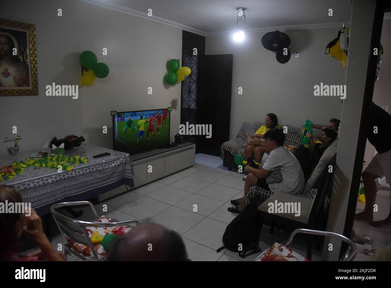 24. November 2022, Fortaleza, CE, Brasilien: Die Menschen sehen Brasiliens Debüt bei der Katar-Weltmeisterschaft 2022 - an diesem Donnerstagnachmittag (24) debütierte die brasilianische Mannschaft gegen Serbien bei der Katar-Weltmeisterschaft 2022. Auf dem Foto: Die Leute sehen sich das Spiel zu Hause an, zusammen mit Familienmitgliedern. (Kreditbild: © Caior Rocha/Sport Press Photo via ZUMA Press) Stockfoto