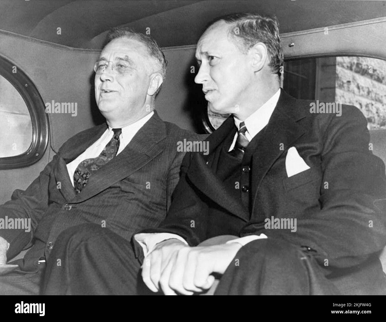 Foto von Präsident Franklin D. Roosevelt und Harry Hopkins auf dem Rücksitz eines Automobils in Rochester, Minnesota, nach einem Besuch von Sohn James Roosevelt im Krankenhaus Stockfoto