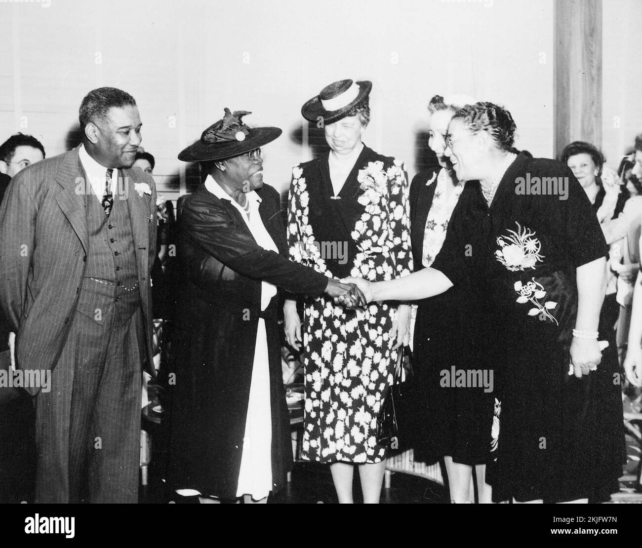 Eleanor Roosevelt und Mary McLeod Bethune, Mitglied des Schwarzen Kabinetts von Roosevelt (eine wichtige Beratergruppe für Rassenbeziehungen) Stockfoto