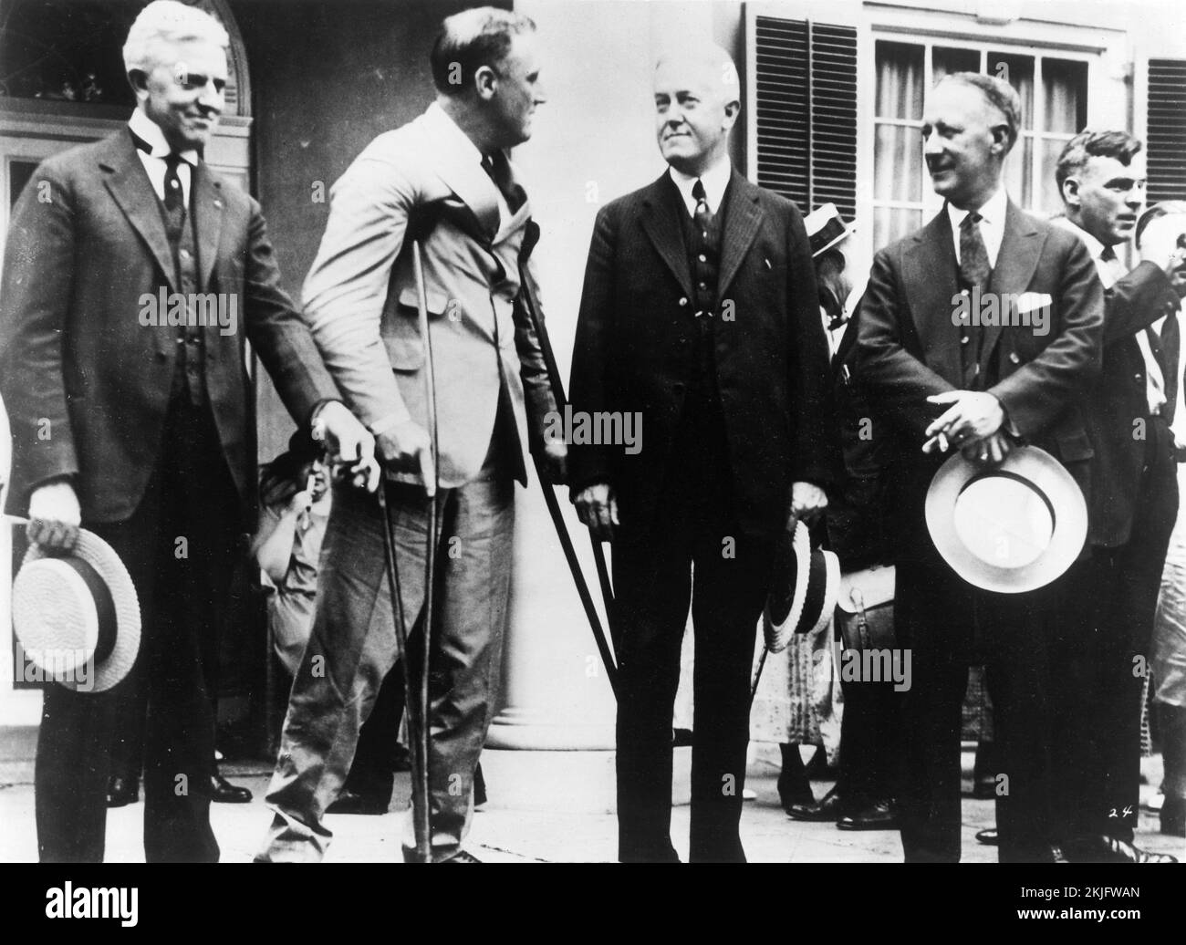 Roosevelt unterstützt sich selbst auf Krücken im Springwood im Hyde Park, New York, mit Besuchern wie Al Smith (1924). Bildnachweis https://commons.wikimedia.org/w/index.php?curid=43559204 Stockfoto