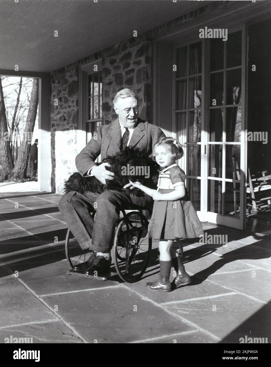 Seltenes Foto des US-Präsidenten Franklin Roosevelt im Rollstuhl mit Ruthie Bie und Fala (1941) Stockfoto