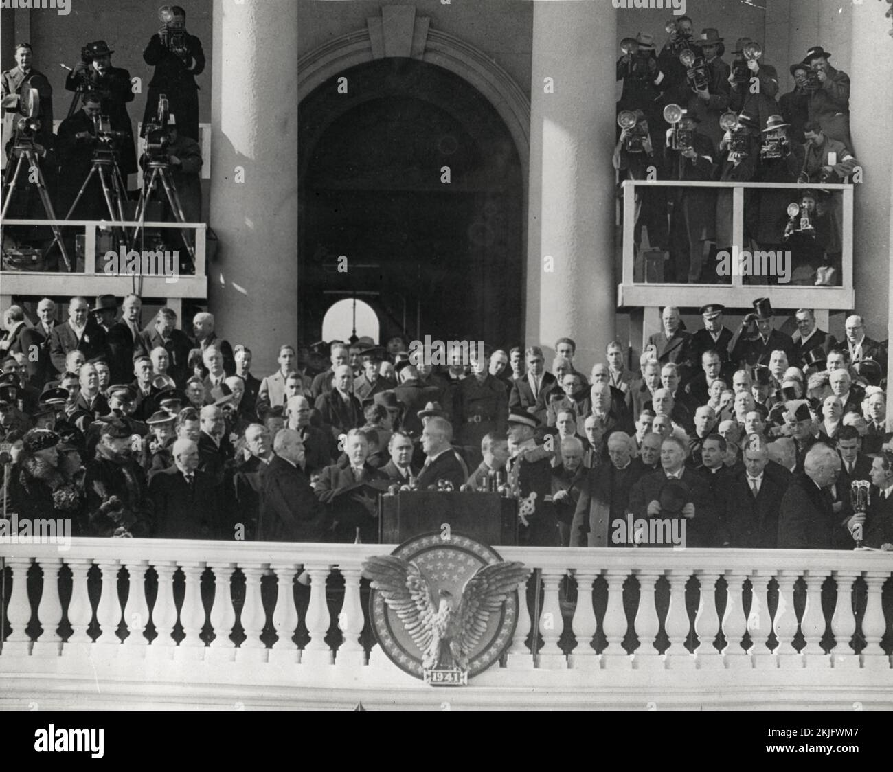 US-Präsident Franklin D Roosevelt, der bei seiner dritten Eröffnungszeremonie den Amtseid von Oberrichter Charles Evan Hughes ablegte. 20. Januar 1941. Bildnachweis https://commons.wikimedia.org/w/index.php?curid=43536456 Stockfoto