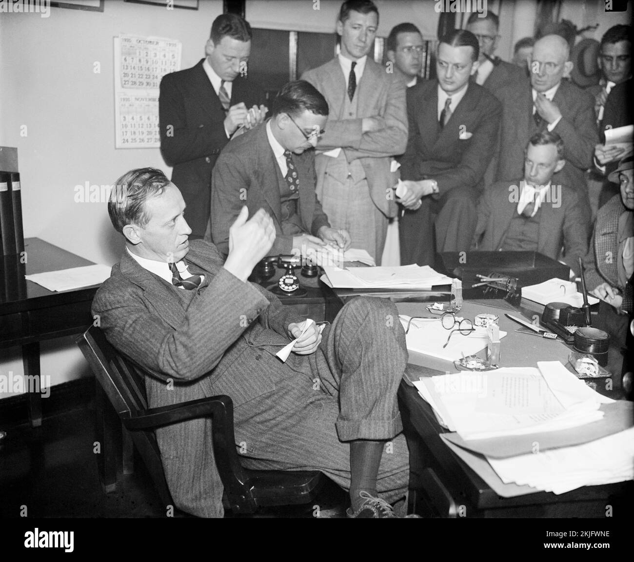 FERA-Administrator und WPA-Leiter Harry Hopkins im Gespräch mit Reportern (November 1935) Stockfoto
