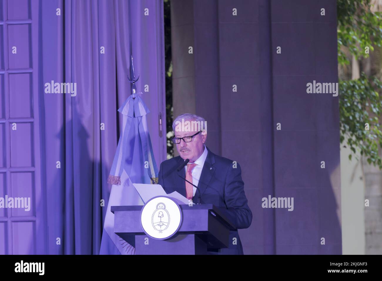 24. November 2022, Buenos Aires, Argentinien: Das Sekretariat der Andacht hielt eine Akte zur Erinnerung an den Tag der Religionsfreiheit unter dem Slogan "Argentinien vereint für den Aufbau eines dauerhaften Friedens" ab. Der Minister PÃ Verehrung der argentinischen Nation Guillermo Oliveri, der Friedensnobelpreisträger Adolfo Opérez Esquivel, und Vertreter und religiöse Führer der verschiedenen Konfessionen nahmen Teil, die ein Gebet für den Frieden aussprachen. Guillermo Oliveri, Sekretär der Nation, hält seine Rede. (Kreditbild: © Esteban Osorio/Pacific Press via ZUMA Press Wire) Stockfoto