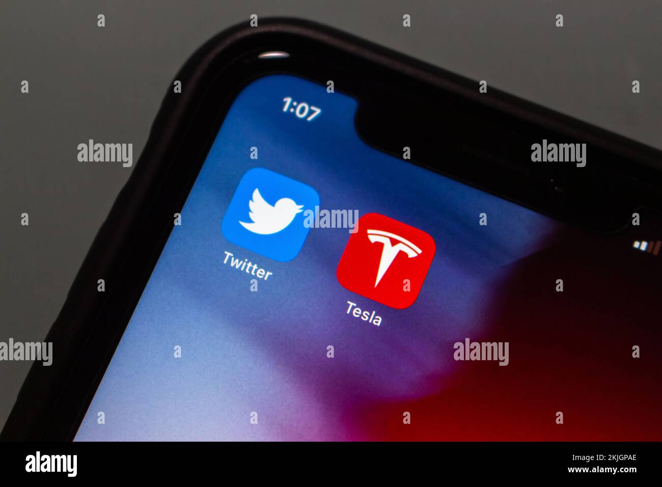 Vancouver, KANADA - Nov 19 2022 : Twitter- und Tesla-Symbole auf einem iPhone-Bildschirm. Stockfoto