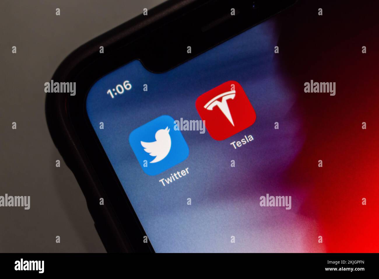 Vancouver, KANADA - Nov 19 2022 : Twitter- und Tesla-Symbole auf einem iPhone-Bildschirm. Stockfoto