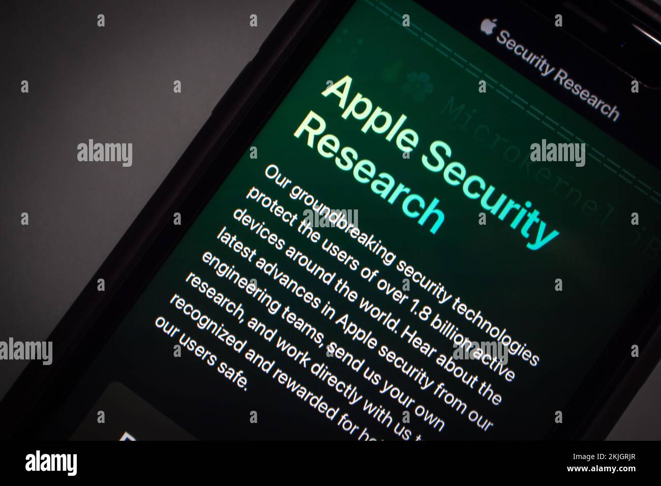 Vancouver, KANADA - Nov. 19 2022 : Apple Security Research-Website auf einem iPhone-Bildschirm. Stockfoto