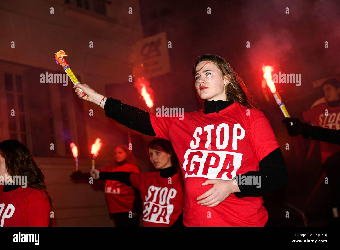 Paris, Frankreich. 24.. November 2022. Weibliche Aktivisten mit roten Rauchbomben (Granate) von „La Manif Pour Tous“ während einer Demonstration zur Bekämpfung und Anprangerung der Kommerzialisierung der Fortpflanzung und des Geschäfts von GPA („Gestation pour autrui“, Leihmutter) mit Leihmutter („STOP GPA“) am 24. November 2022 in Paris, Frankreich. Foto von Victor Joly/ABACAPRESS.COM Kredit: Victor Joly/Alamy Live News Stockfoto