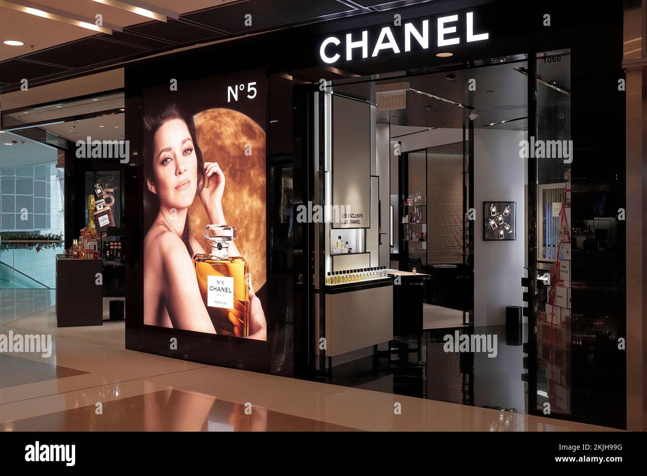 Chanel, Shop für Kosmetikprodukte, IFC Mall, Hongkong, 17.. November 2022 Stockfoto