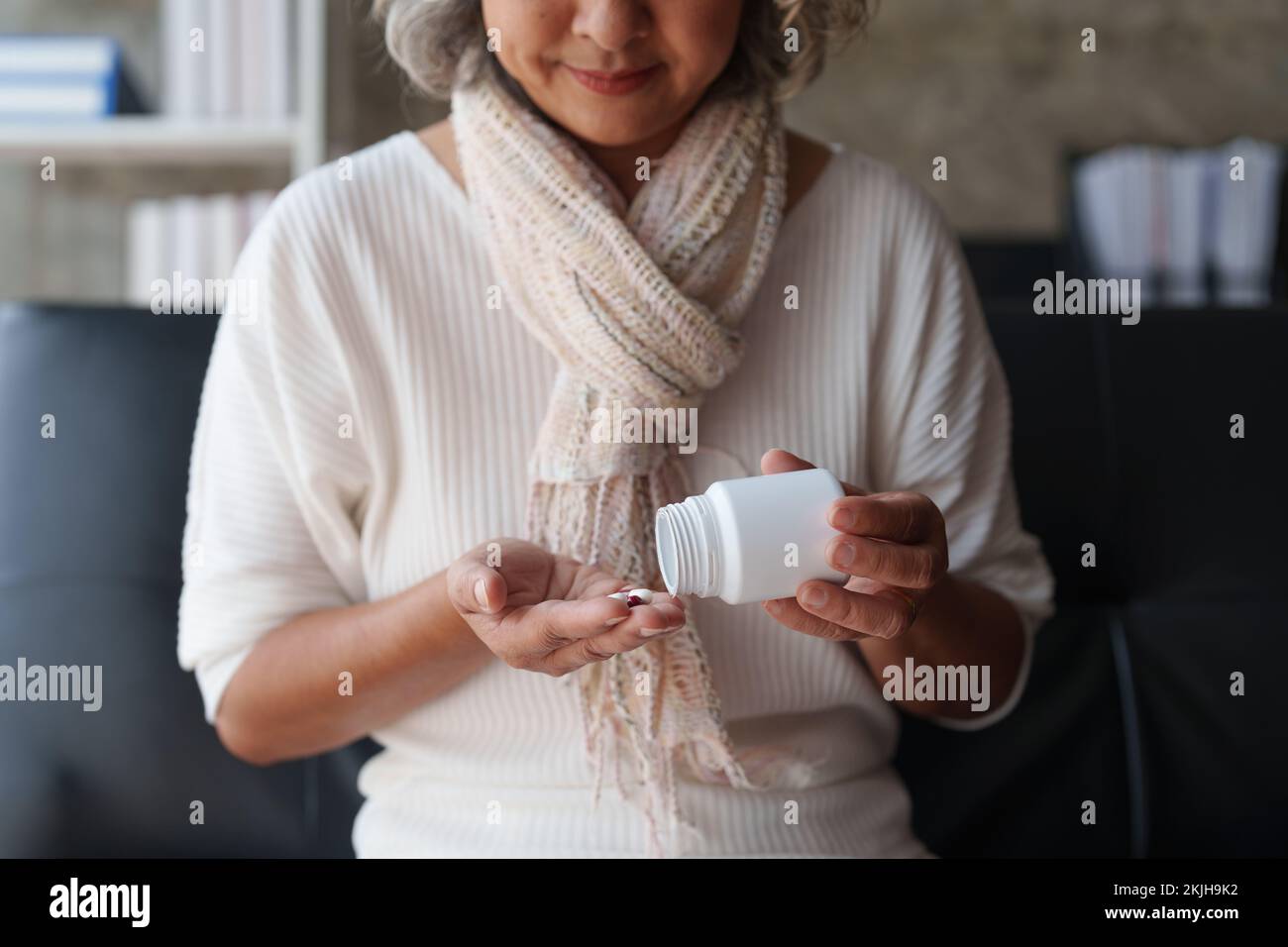 Pensive ältere Frau, einsam, alt in ist zu Hause Stockfoto