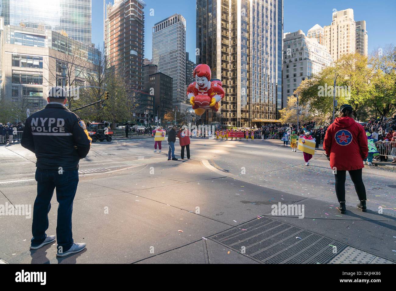 New York, New York, USA. 24.. November 2022. Der Ballon Ronald McDonald flog während der Macy's Thanksgiving Day Parade 96. durch die Straßen von New York, während ein Polizist zusieht (Kreditbild: © Lev Radin/Pacific Press via ZUMA Press Wire). Kredit: ZUMA Press, Inc./Alamy Live News Stockfoto