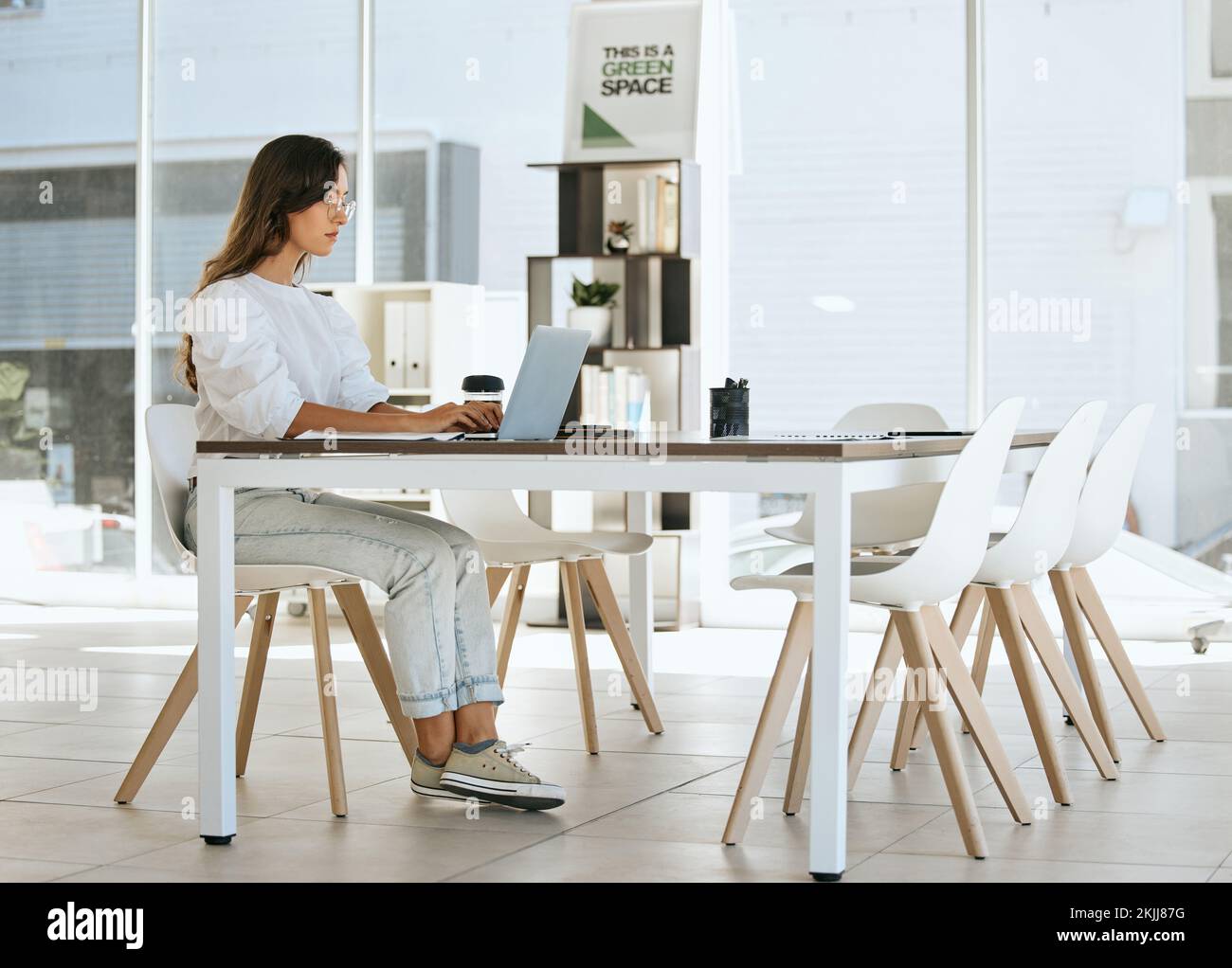 Büro, Laptop und Geschäftsfrau am Schreibtisch, die online arbeitet, das Internet nutzt und Marketingrecherchen durchführt. Technologie, Webdesign und Mädchen am Schreibtisch Stockfoto