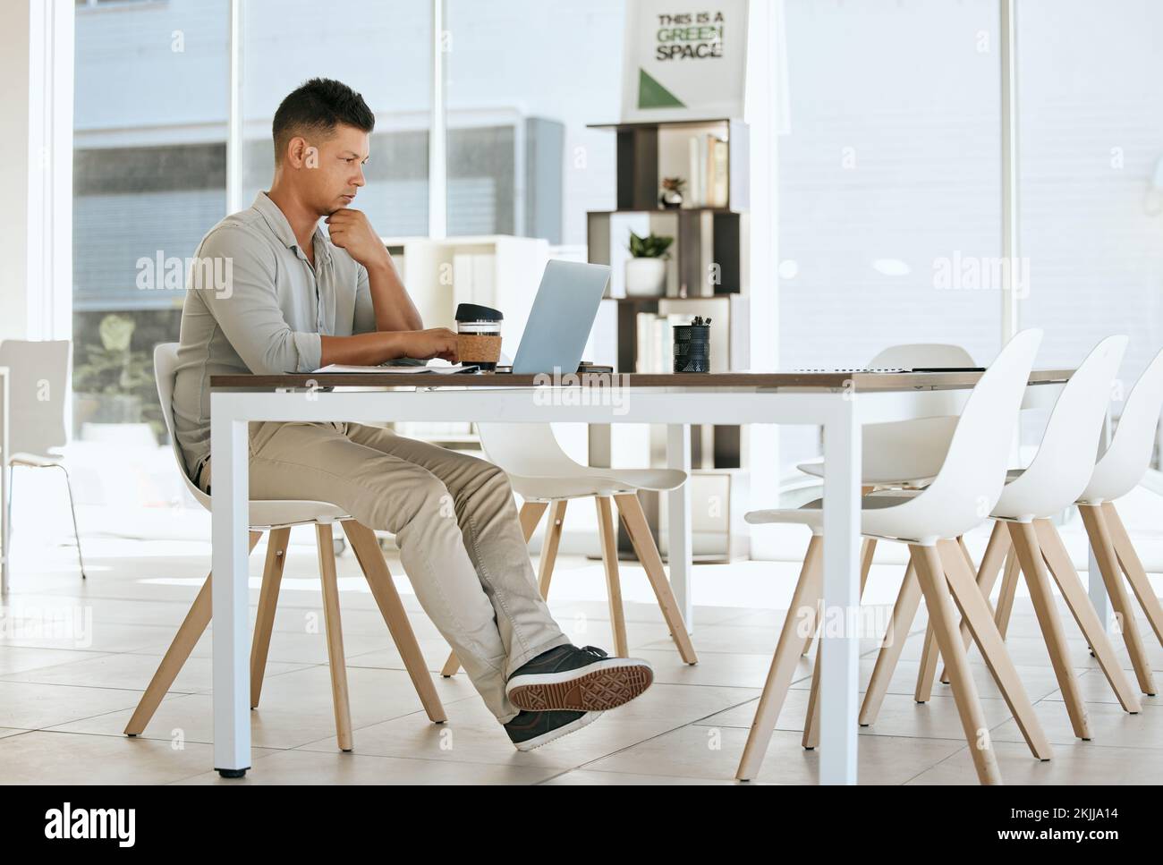 Geschäftsmann, Denker oder Laptop-Tippen in einem modernen Büro für E-Mail-Marketingkampagnen, Werbepläne oder Markenlogos. Kreativer Designer Stockfoto