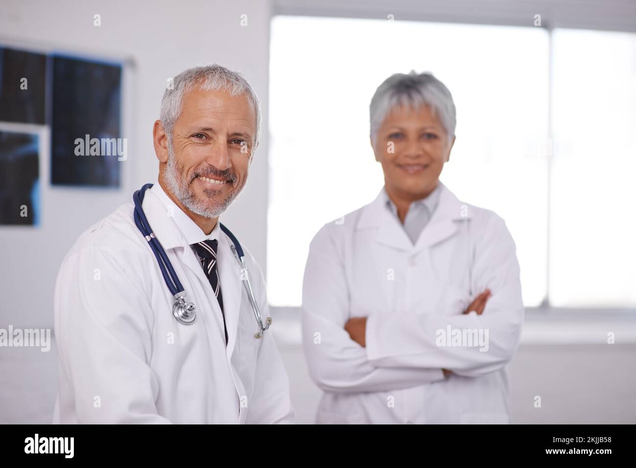 Rücksprache mit einem Kollegen für eine zweite Meinung. Zwei Ärzte arbeiten in einem Krankenhaus zusammen. Stockfoto