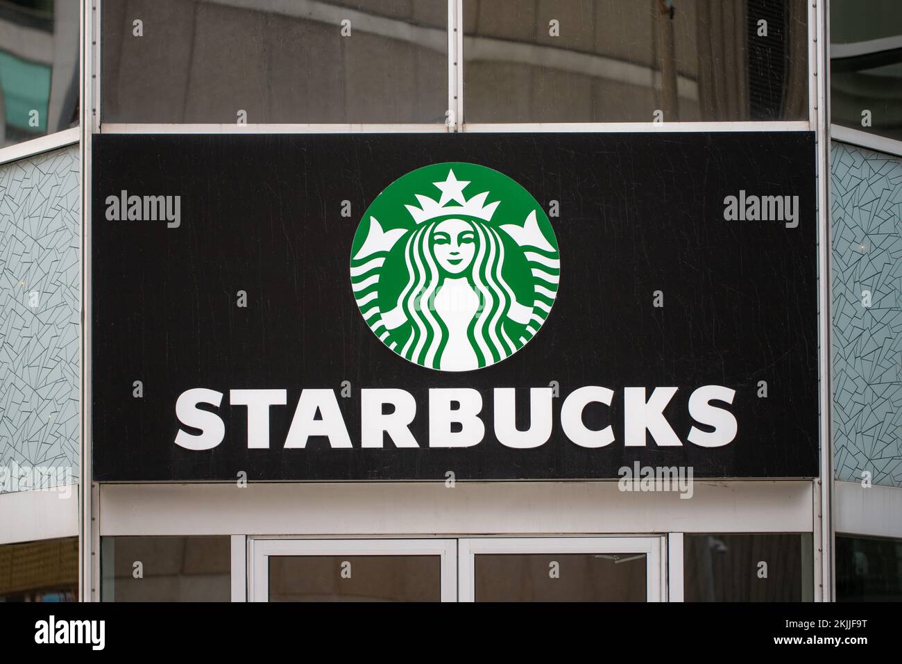 Ottawa, Kanada - 10. November 2022: Beschilderung des Starbucks Cafés. Firmenschild Starbucks Coffee. Stockfoto
