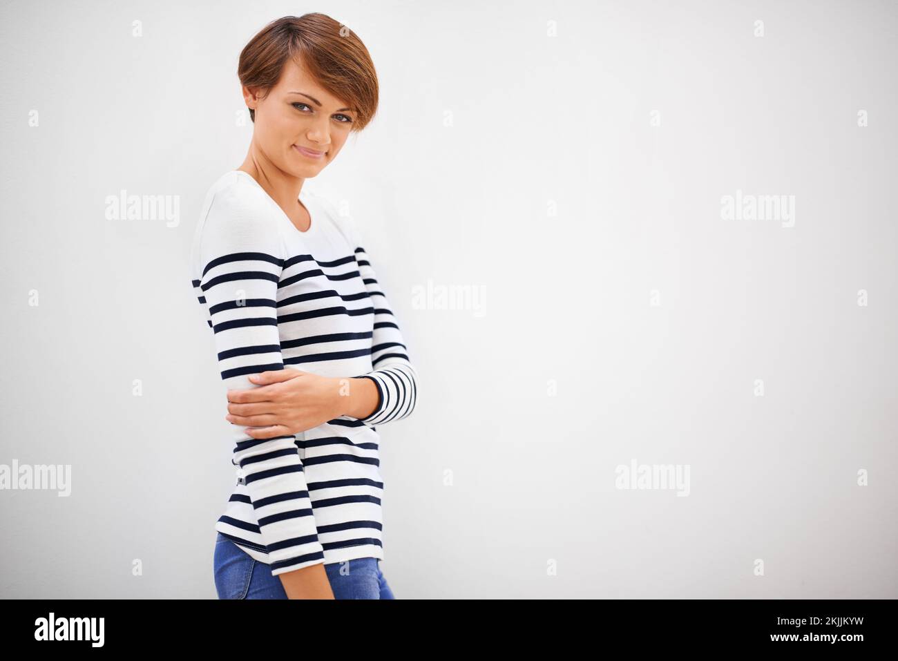 Sorgenfrei und selbstbewusst. Studiofoto einer attraktiven jungen Frau in lässiger Kleidung. Stockfoto