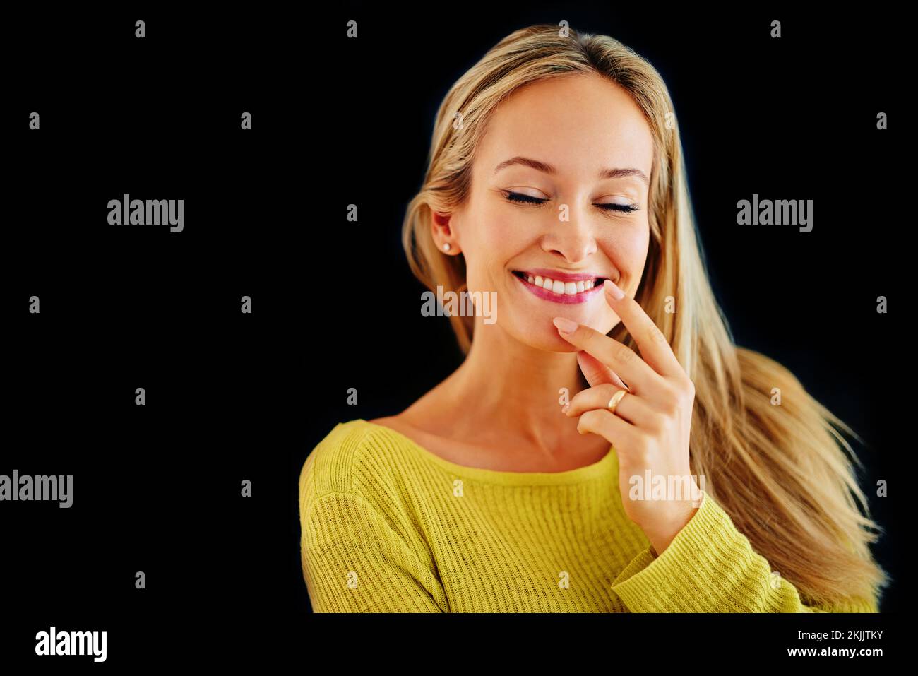 Mit dem Leben zufrieden. Studiofoto einer hübschen, blonden Frau, die zufrieden aussieht. Stockfoto