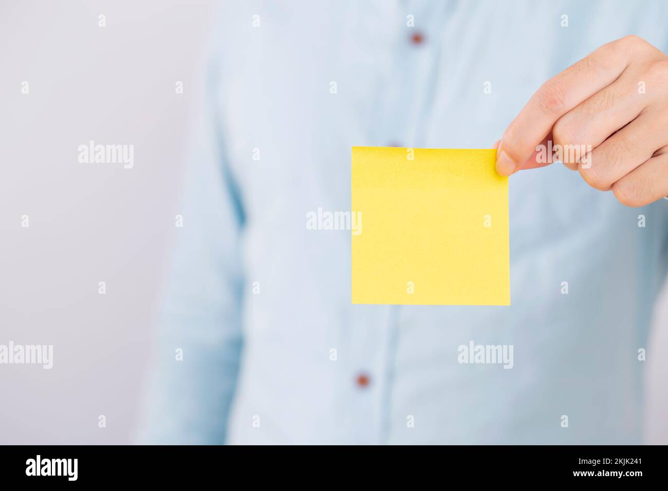 Unternehmer, die eine leere Visitenkarte auf weißen Hintergrund Stockfoto