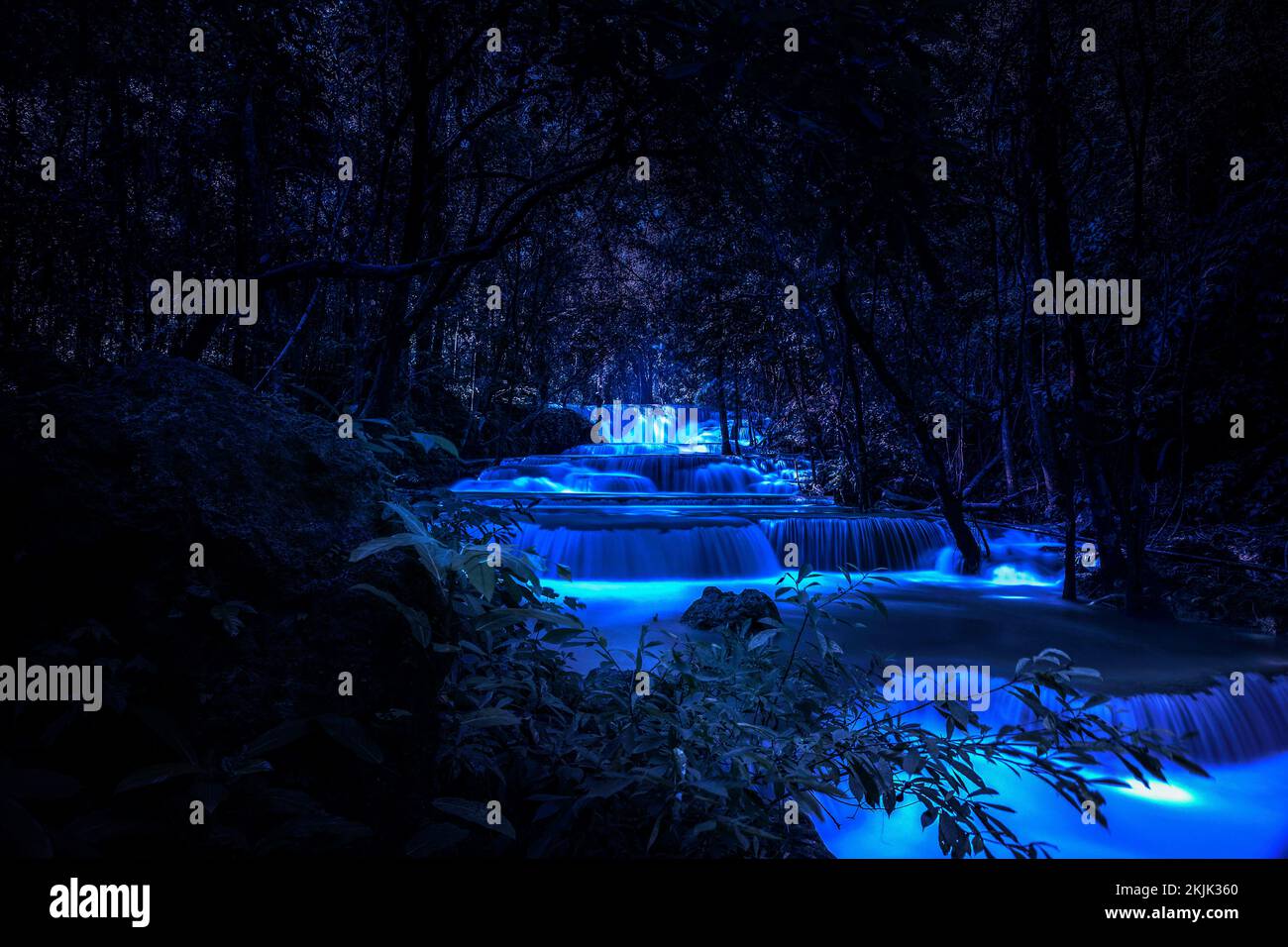 Wunderschöne, farbenfrohe Wasserfall-Naturlandschaft bei Nacht tiefer tropischer Fantasie Dschungel Stockfoto