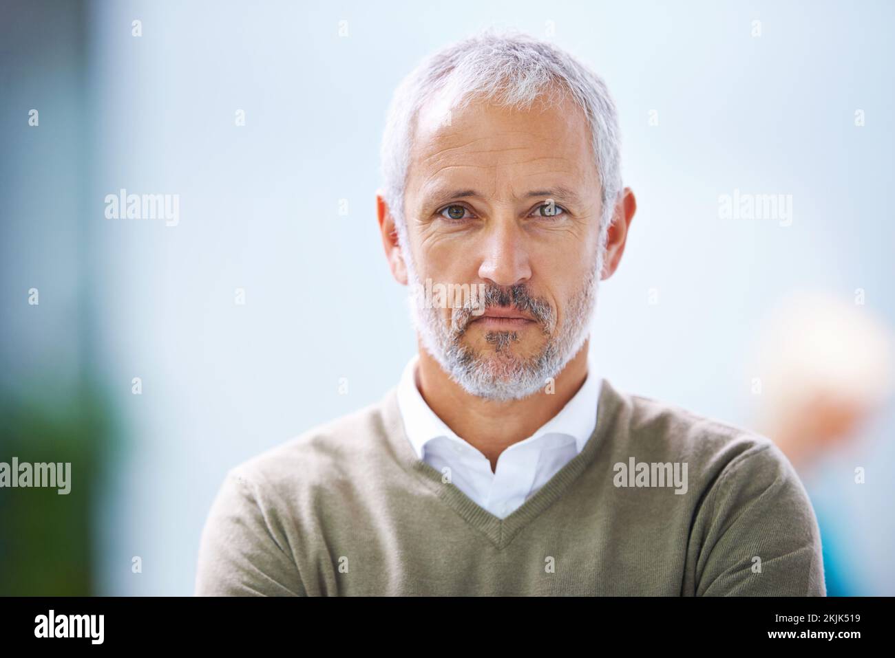 Ich nehme das sehr ernst. Porträt eines erwachsenen Geschäftsmannes im Büro. Stockfoto