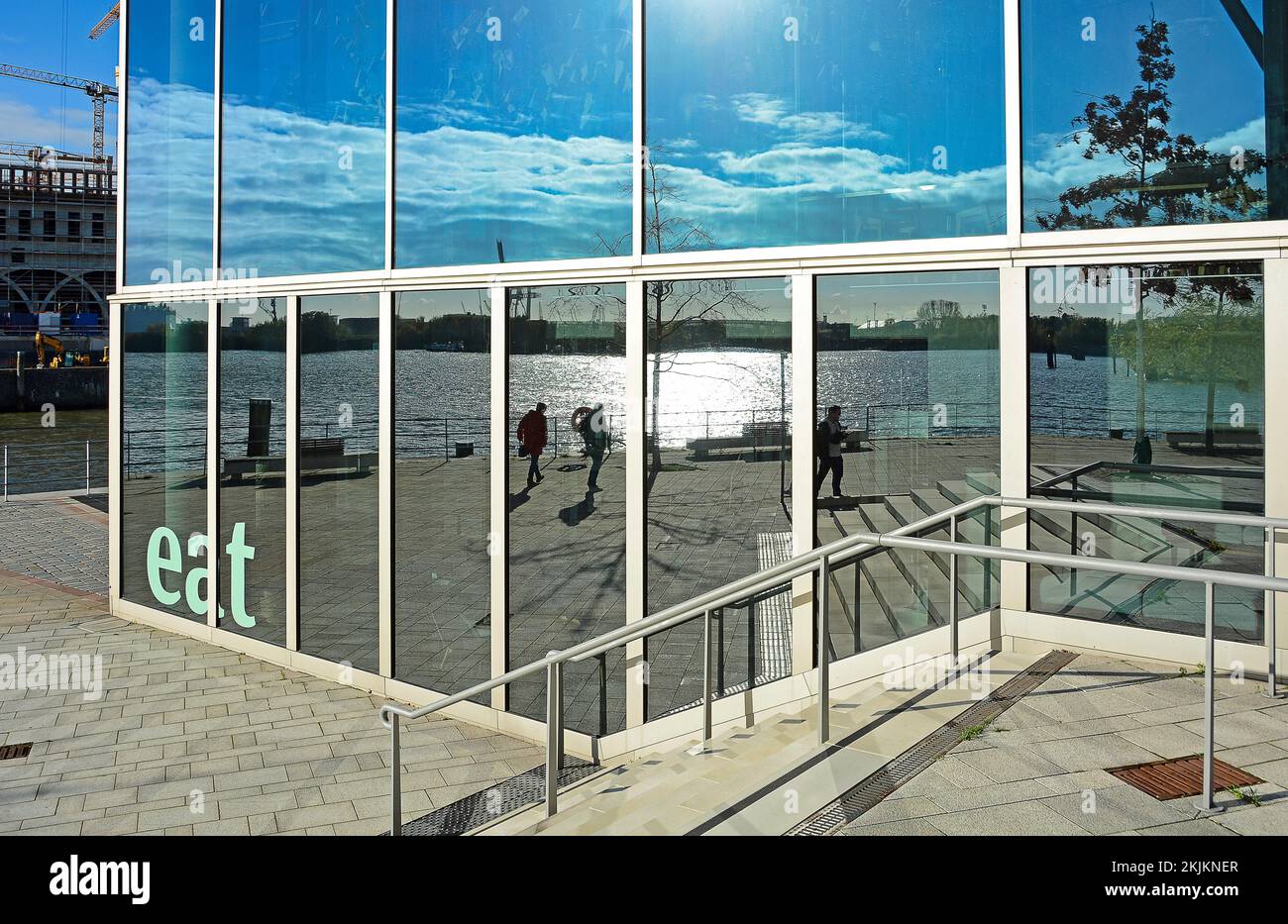 Fensterfront mit Reflexion, HafenCity, Hamburg, Deutschland, Europa Stockfoto