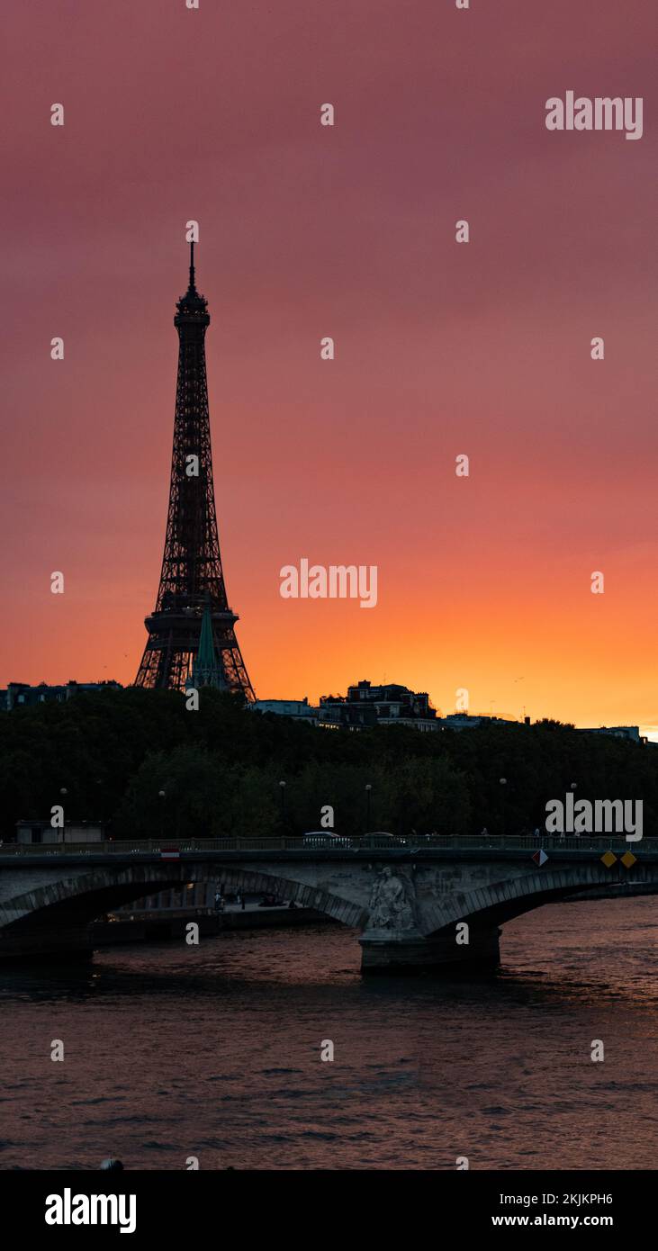 Paris Sonnenuntergang mit Blick auf den Eiffelturm und die seine Stockfoto