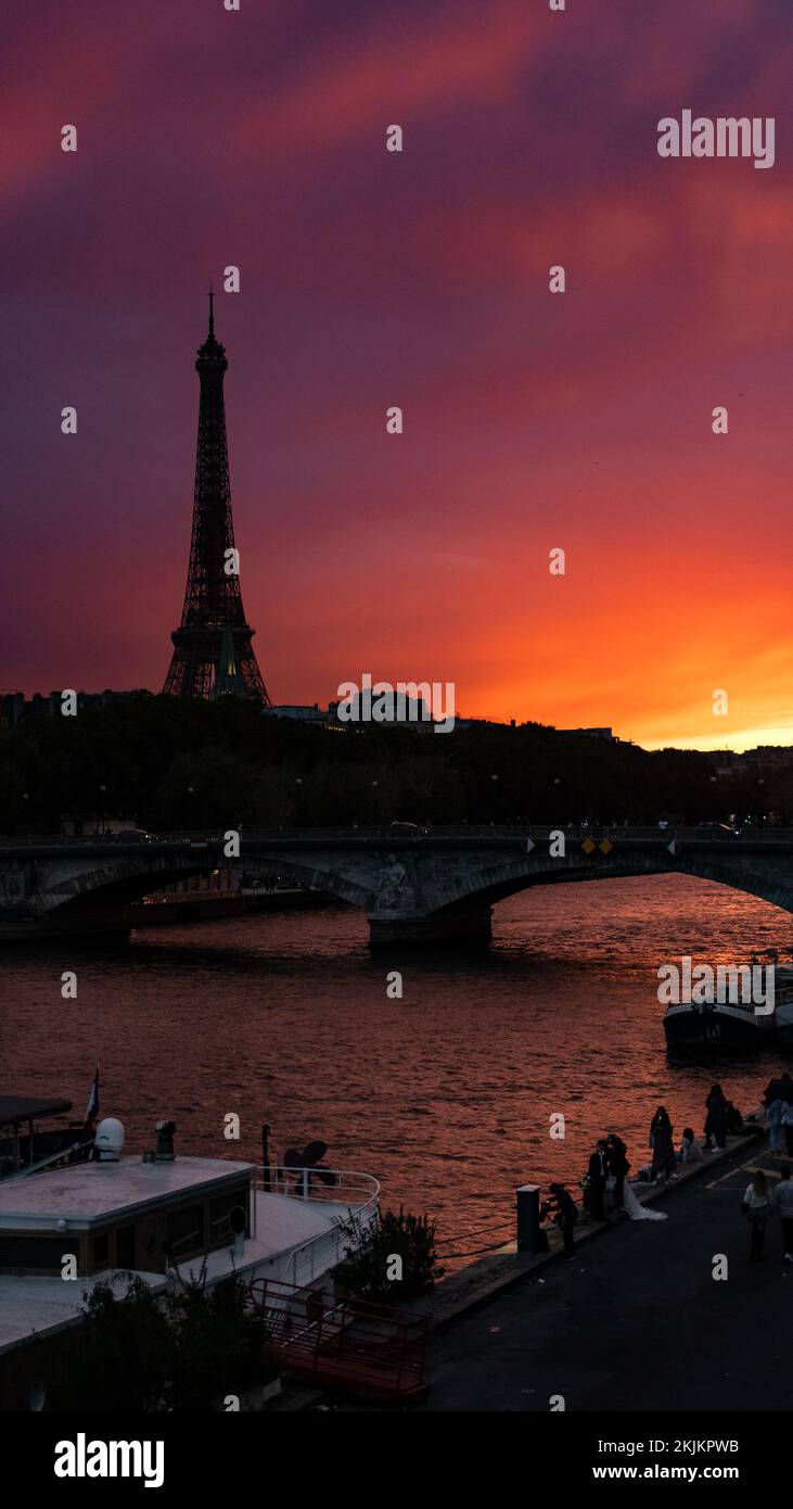 Paris Sonnenuntergang mit Blick auf den Eiffelturm und die seine Stockfoto