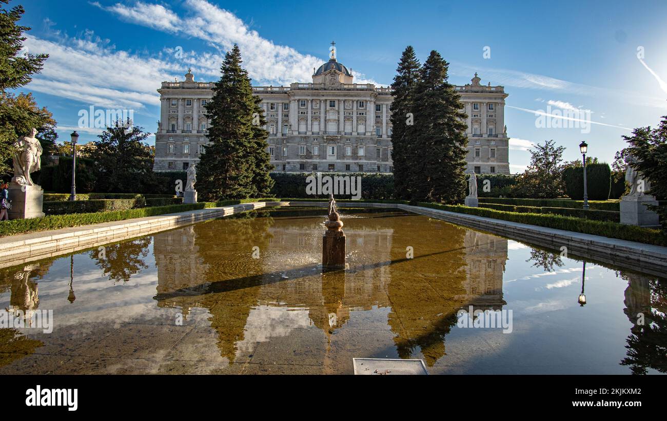 Die Sabatini-Gärten sind Teil des königlichen Palastes von Madrid Stockfoto