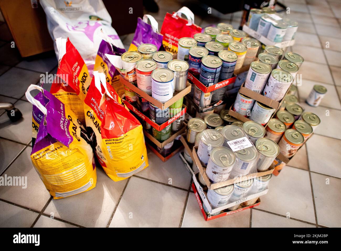 Bremen, Deutschland. 18.. November 2022. Zahlreiche Lebensmittelspenden auf dem Gelände der Bremer Tiertafel während des Vertriebs. Die Zahl der bedürftigen Haustierbesitzer und die Nachfrage nach Heimtierfutter und Sachspenden sind in diesem Jahr stark gestiegen. (An dpa: "Nachfragesteigerungen in Tiertafeln in Niedersachsen und Bremen") Kredit: Hauke-Christian Dittrich/dpa/Alamy Live News Stockfoto