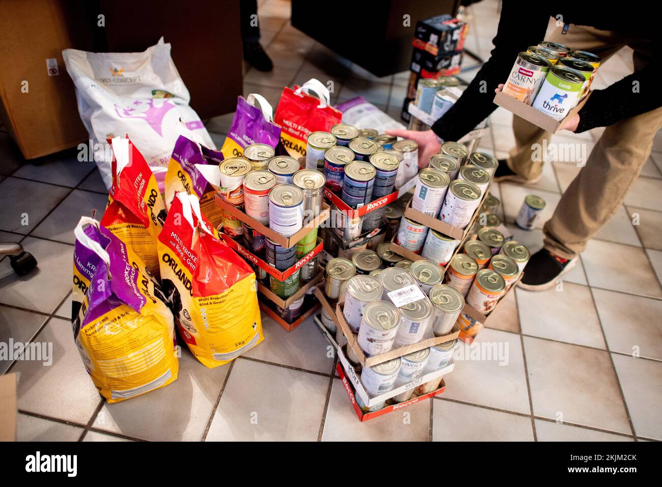 Bremen, Deutschland. 18.. November 2022. Zahlreiche Lebensmittelspenden auf dem Gelände der Bremer Tiertafel während des Vertriebs. Die Zahl der bedürftigen Haustierbesitzer und die Nachfrage nach Heimtierfutter und Sachspenden sind in diesem Jahr stark gestiegen. (An dpa: "Nachfragesteigerungen in Tiertafeln in Niedersachsen und Bremen") Kredit: Hauke-Christian Dittrich/dpa/Alamy Live News Stockfoto