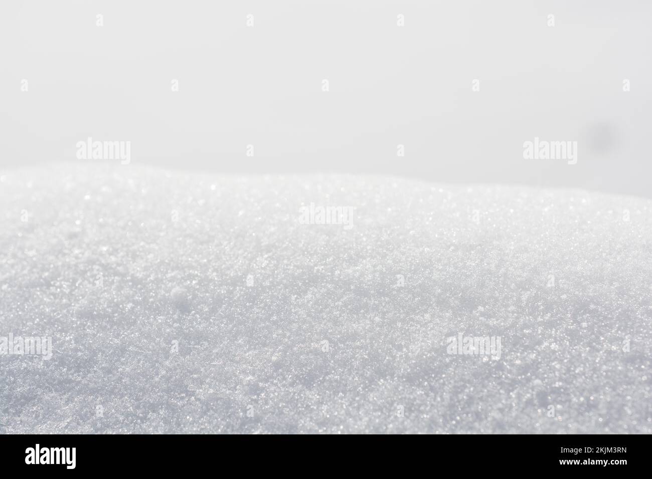 Schneefläche mit verschiedenen Spuren Stockfoto