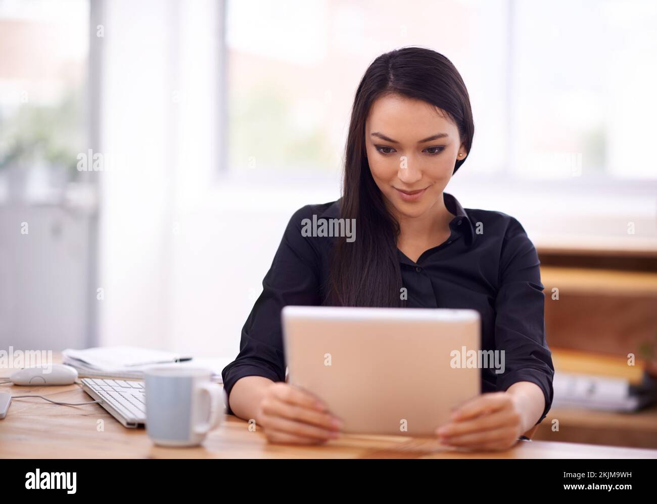 Leben in einer Unternehmenswelt. Eine junge Geschäftsfrau in ihrem Büro. Stockfoto
