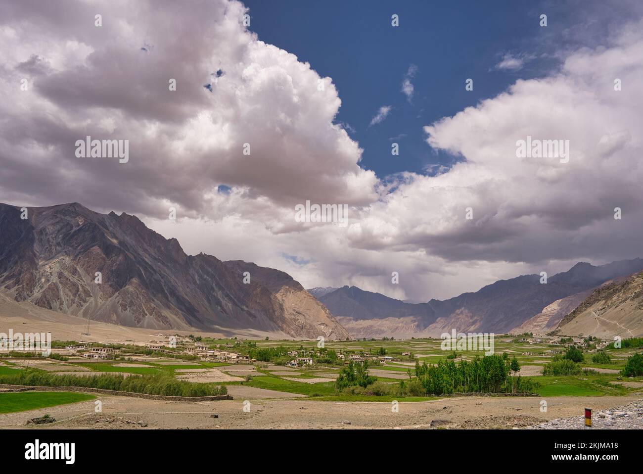 Landwirtschaftliche Landschaft in kalten Wüstenregionen des Zanskar-Tals von Ladakh Stockfoto
