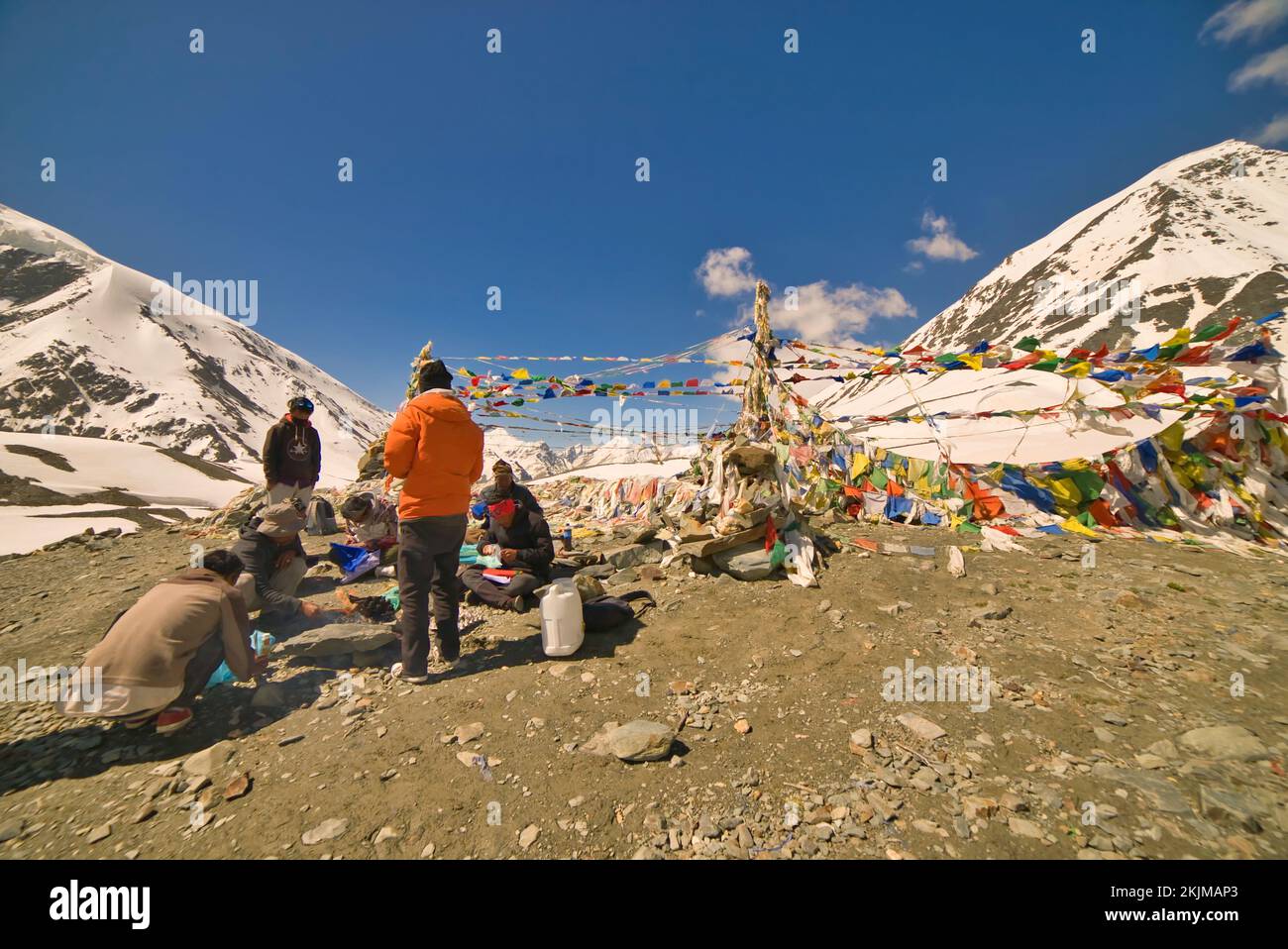 Buddhistische Anhänger beten in Shinkula, einem Bergpass in großer Höhe, zum 86. Geburtstag des Dalai Lama am 06. Juli 2021 redaktioneller Gebrauch Stockfoto
