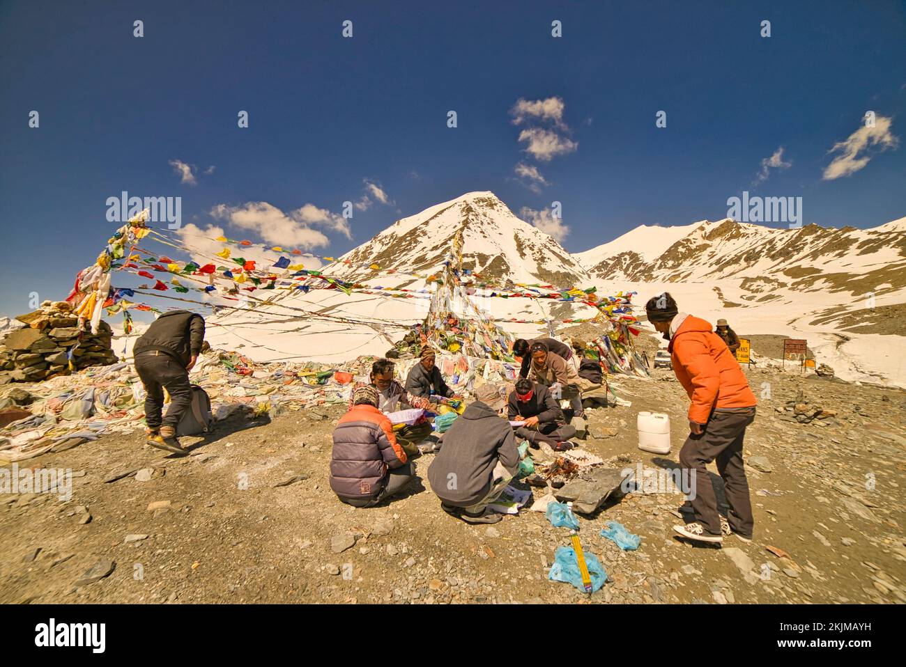 Buddhistische Anhänger beten in Shinkula, einem Bergpass in großer Höhe, zum 86. Geburtstag des Dalai Lama am 06. Juli 2021 redaktioneller Gebrauch Stockfoto