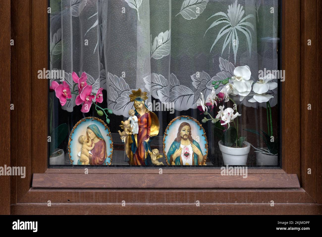 Bild eines heiligen und Heiligen in einem Fenster unter den Vorhängen, Bayern, Deutschland, Europa Stockfoto