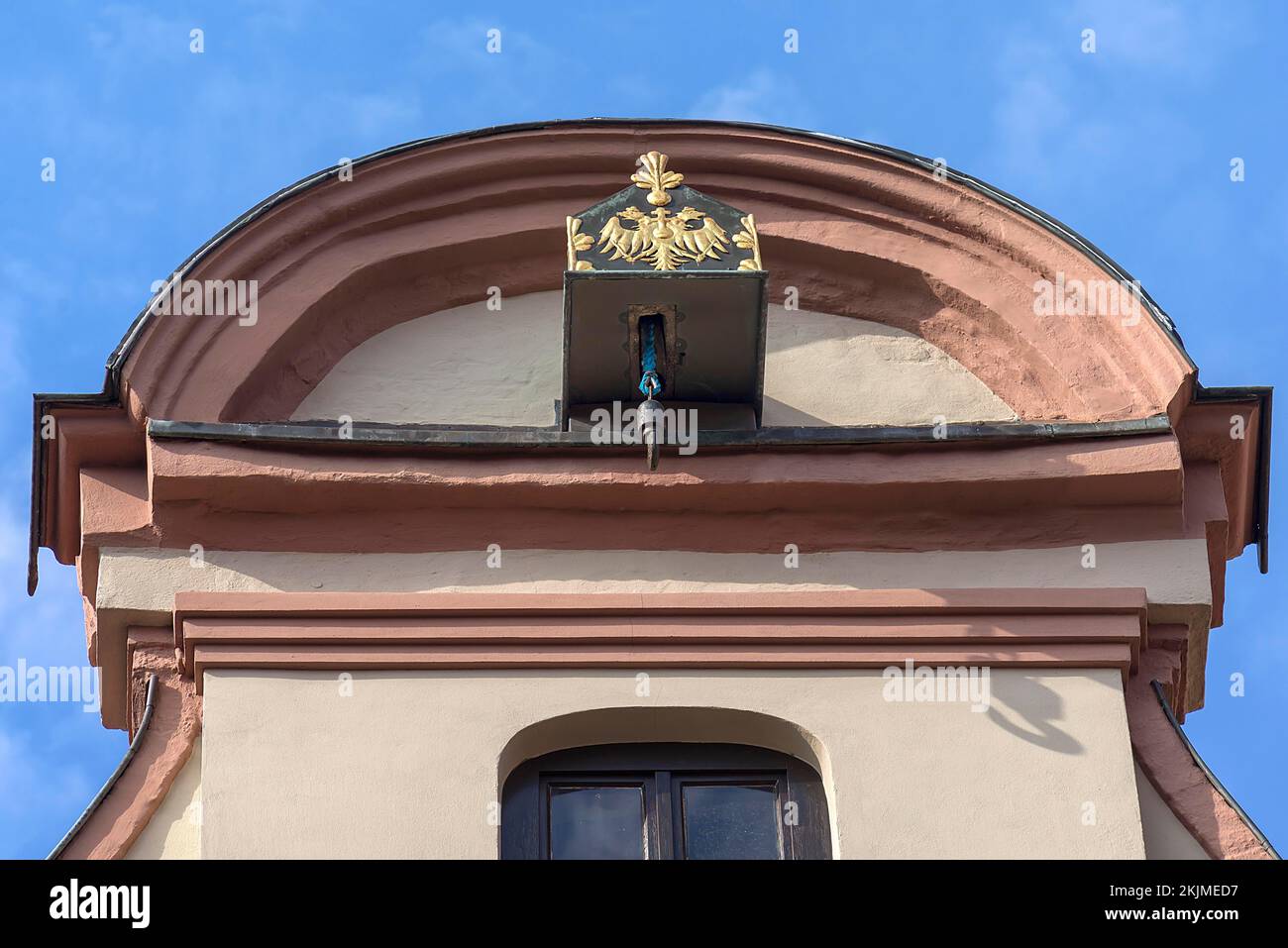 Kranwinde mit Doppelkopf-Adler auf einem historischen Giebelhaus in Lüneburg, Niedersachsen, Deutschland, Europa Stockfoto