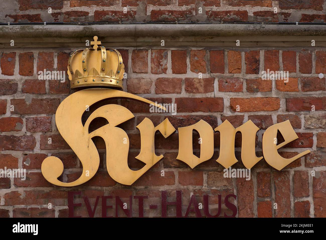 Schriftzug über dem Eingang zum Gasthaus Krone, Lüneburg, Niedersachsen, Deutschland, Europa Stockfoto